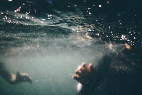 underwater-looking-for-help-or-therapy